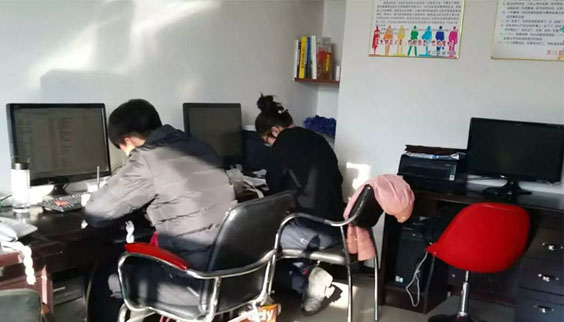 課件平臺(tái)開發(fā)制作是一個(gè)復(fù)雜但至關(guān)重要的過程，需要遵循需求分析、系統(tǒng)設(shè)計(jì)、功能開發(fā)、測(cè)試與優(yōu)化、部署與上線以及維護(hù)與更新 等步驟。通過科學(xué)的管理和先進(jìn)的技術(shù)手段，可以開發(fā)出高效、穩(wěn)定、易用的課件平臺(tái)，為教育事業(yè)的發(fā)展做出貢獻(xiàn)。 一、需求分析 在課件平臺(tái)開發(fā)制作之前，首先需要進(jìn)行需求分析，明確平臺(tái)的目標(biāo)用戶、主要功能、性能指標(biāo)等。需求分析應(yīng)涵蓋以下幾個(gè)方面： 用戶群體：確定課件平臺(tái)的主要用戶群體，如教師、學(xué)生、教育機(jī)構(gòu)等，并了解他們的具體需求和期望。 功能需求：列出課件平臺(tái)需要實(shí)現(xiàn)的主要功能，如課程發(fā)布、課件上傳與下載、在線學(xué)習(xí)、互動(dòng)交流、考試測(cè)評(píng)等。 性能指標(biāo)：設(shè)定課件平臺(tái)的性能指標(biāo)，如響應(yīng)時(shí)間、并發(fā)用戶數(shù)、系統(tǒng)穩(wěn)定性等，以確保平臺(tái)能夠滿足用戶的使用需求。 二、系統(tǒng)設(shè)計(jì) 系統(tǒng)設(shè)計(jì)是課件平臺(tái)開發(fā)制作的關(guān)鍵環(huán)節(jié)，它決定了平臺(tái)的整體架構(gòu)和功能實(shí)現(xiàn)方式。系統(tǒng)設(shè)計(jì)應(yīng)包括以下內(nèi)容： 系統(tǒng)架構(gòu)：設(shè)計(jì)課件平臺(tái)的整體架構(gòu)，包括前端界面、后端服務(wù)、數(shù)據(jù)庫等組成部分。 功能模塊：根據(jù)需求分析，將課件平臺(tái)劃分為多個(gè)功能模塊，如課程管理模塊、課件管理模塊、學(xué)習(xí)管理模塊等。 界面設(shè)計(jì)：設(shè)計(jì)課件平臺(tái)的界面布局和交互方式，確保界面簡潔易用，符合用戶的使用習(xí)慣。 數(shù)據(jù)庫設(shè)計(jì)：設(shè)計(jì)課件平臺(tái)的數(shù)據(jù)庫結(jié)構(gòu)，包括數(shù)據(jù)表、索引、視圖等，以確保數(shù)據(jù)的存儲(chǔ)和查詢效率。 三、功能開發(fā) 在系統(tǒng)設(shè)計(jì)完成后，接下來進(jìn)行功能開發(fā)。功能開發(fā)應(yīng)遵循以下原則： 模塊化開發(fā)：將課件平臺(tái)劃分為多個(gè)模塊進(jìn)行開發(fā)，每個(gè)模塊實(shí)現(xiàn)特定的功能，以提高開發(fā)效率和代碼可維護(hù)性。 代碼規(guī)范：遵循統(tǒng)一的代碼規(guī)范，確保代碼的可讀性和可維護(hù)性。 測(cè)試驅(qū)動(dòng)開發(fā)：在開發(fā)過程中，進(jìn)行單元測(cè)試和綜合測(cè)試，確保每個(gè)功能模塊的正確性和穩(wěn)定性。 四、測(cè)試與優(yōu)化 在功能開發(fā)完成后，需要對(duì)課件平臺(tái)進(jìn)行全面的測(cè)試和優(yōu)化。測(cè)試與優(yōu)化應(yīng)包括以下內(nèi)容： 功能測(cè)試：測(cè)試課件平臺(tái)的各項(xiàng)功能是否按照需求實(shí)現(xiàn)，包括課程發(fā)布、課件上傳與下載、在線學(xué)習(xí)等。 性能測(cè)試：測(cè)試課件平臺(tái)的性能指標(biāo)是否滿足要求，如響應(yīng)時(shí)間、并發(fā)用戶數(shù)等。 兼容性測(cè)試：測(cè)試課件平臺(tái)在不同瀏覽器和設(shè)備上的兼容性，確保用戶能夠順利訪問和使用平臺(tái)。 安全性測(cè)試：測(cè)試課件平臺(tái)的安全性，包括數(shù)據(jù)加密、用戶身份驗(yàn)證等，確保平臺(tái)的數(shù)據(jù)和用戶信息的安全。 用戶反饋：收集用戶的反饋意見和建議，根據(jù)反饋對(duì)平臺(tái)進(jìn)行優(yōu)化和改進(jìn)。 五、部署與上線 在測(cè)試與優(yōu)化完成后，將課件平臺(tái)部署到服務(wù)器上，并進(jìn)行上線前的準(zhǔn)備工作。部署與上線應(yīng)包括以下內(nèi)容：  服務(wù)器配置：配置服務(wù)器環(huán)境，包括操作系統(tǒng)、數(shù)據(jù)庫、Web服務(wù)器等。 數(shù)據(jù)遷移：將測(cè)試環(huán)境中的數(shù)據(jù)遷移到生產(chǎn)環(huán)境中，確保數(shù)據(jù)的完整性和準(zhǔn)確性。 備份與恢復(fù)：制定數(shù)據(jù)備份和恢復(fù)策略，確保在發(fā)生意外情況時(shí)能夠迅速恢復(fù)數(shù)據(jù)。 上線監(jiān)控：在上線后，對(duì)課件平臺(tái)進(jìn)行實(shí)時(shí)監(jiān)控，及時(shí)發(fā)現(xiàn)并處理可能出現(xiàn)的問題。.jpg